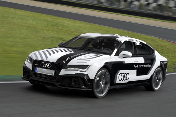 Mẫu xe ô tô tự lái với tốc độ lên đến 305km/h Audi RS7 Piloted Driving Concept