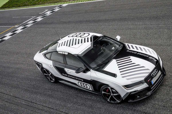 Mẫu xe ô tô tự lái với tốc độ lên đến 305km/h Audi RS7 Piloted Driving Concept