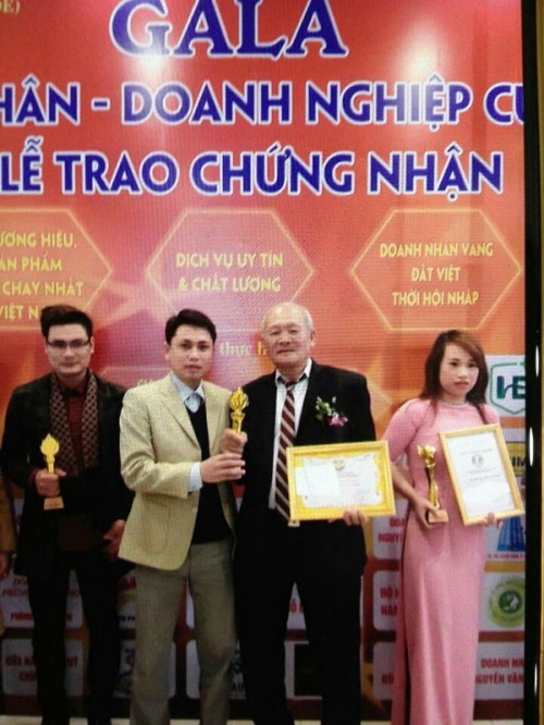 Hình ảnh lương y Đỗ Lương Thiện nhận cúp doanh nhân vàng tại Hà Nội