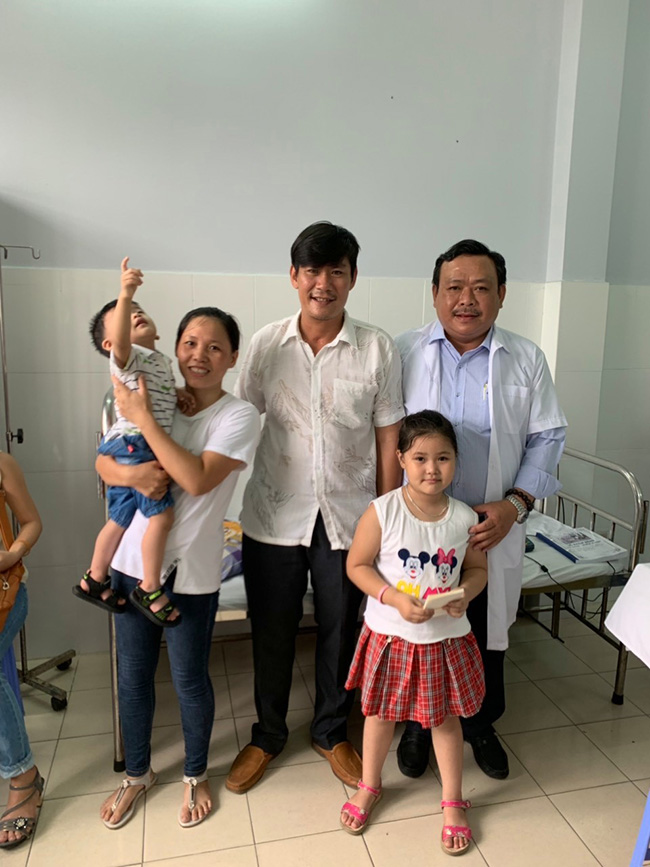 Gia đình anh Lam chị Tuyết đến tri ân bác sĩ Lâm