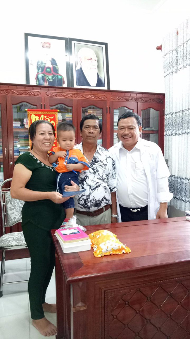 Anh Lê Văn Đình (58 tuổi) cùng vợ Lâm Thị Tú Toàn ở tỉnh Sóc Trăng có con sau 15 năm hiếm muộn.