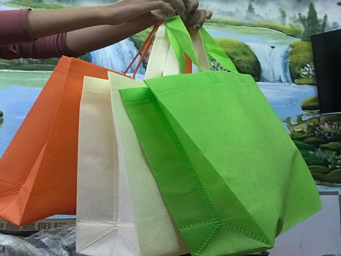 So sánh thiết kế túi vải không dệt và túi vải bố về phong cách thời trang