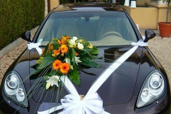 Những kiểu trang trí xe hoa cưới màu đen sang trọng