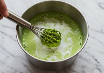 Cách pha trà sữa thái xanh với bột béo béo mịn không ngấy - Báo Thương Gia