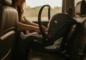 Cách sử dụng ghế ngồi ô tô Joie cho bé an toàn - Báo Thương Gia