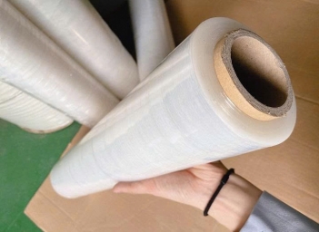 Ưu và nhược điểm của màng PE khổ lớn trong đóng gói công nghiệp - Báo Thương Gia