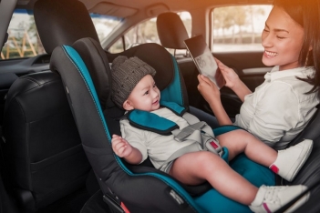 Ghế ngồi ô tô cho bé loại nào tốt?